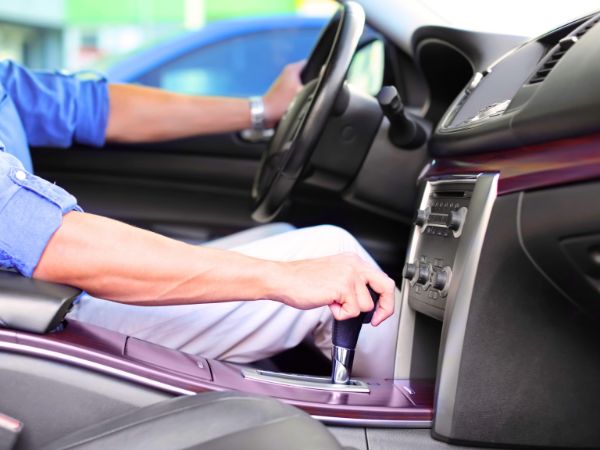 How to Choose Between Manual and Automatic for Your Zimbabwe Road Trip